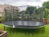 Charger l'image dans la visionneuse de galerie, An oval trampoline in a backyard