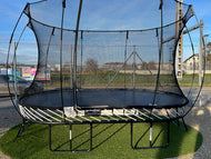 Charger l'image dans la visionneuse de galerie, A large oval trampoline set on grass