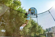 Bild in Galerie-Viewer laden, young boy playing basketball with a springfree trampoline ball
